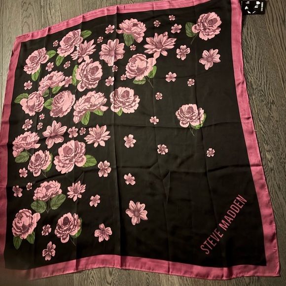 Steve Madden black pink Floral bouquet square scarf Sz 30/30 - Picture 5 of 6